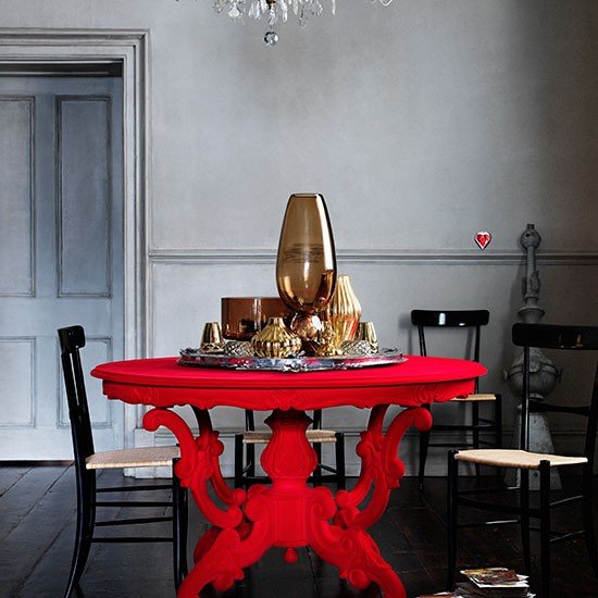 Sala de jantar escura com mesa vermelha