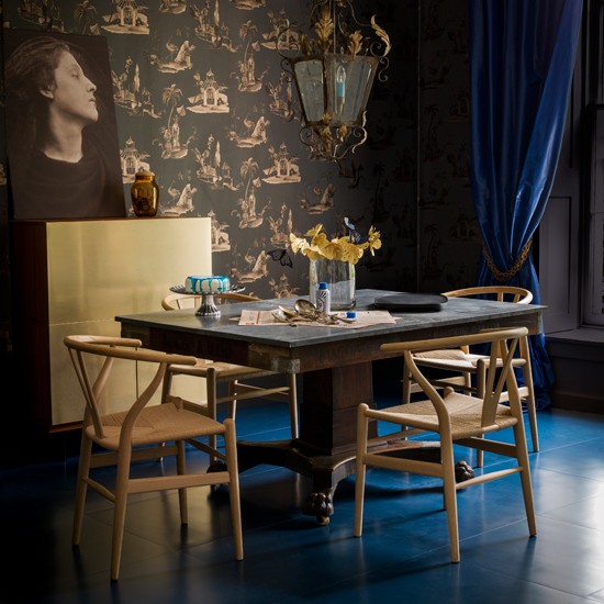 Sala de jantar em ouro, marrom e azul