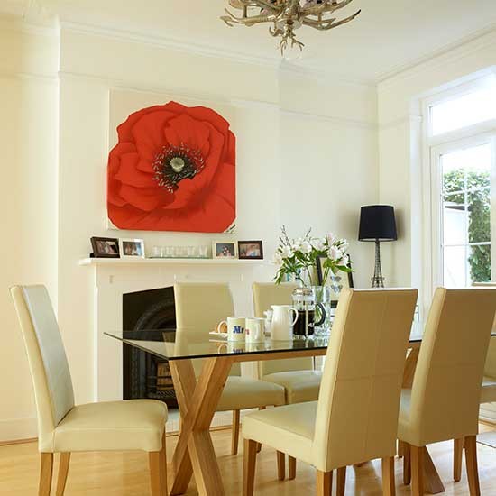 Sala de jantar neutra com quadro grande
