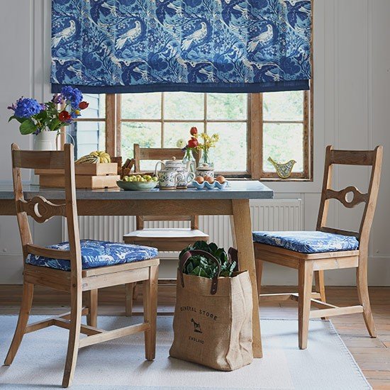 Sala de jantar rústica com azul