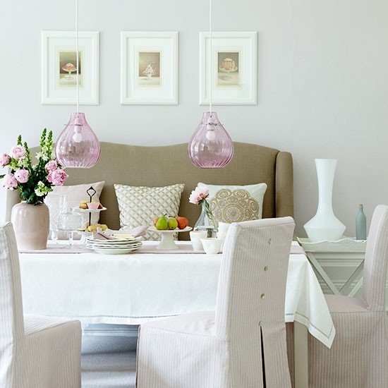 Sala de jantar cinza com rosa e sofá
