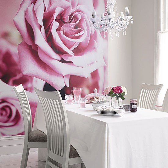 Sala de jantar com mural rosa
