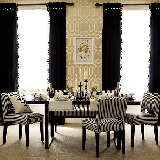 Sala de jantar preta e dourada