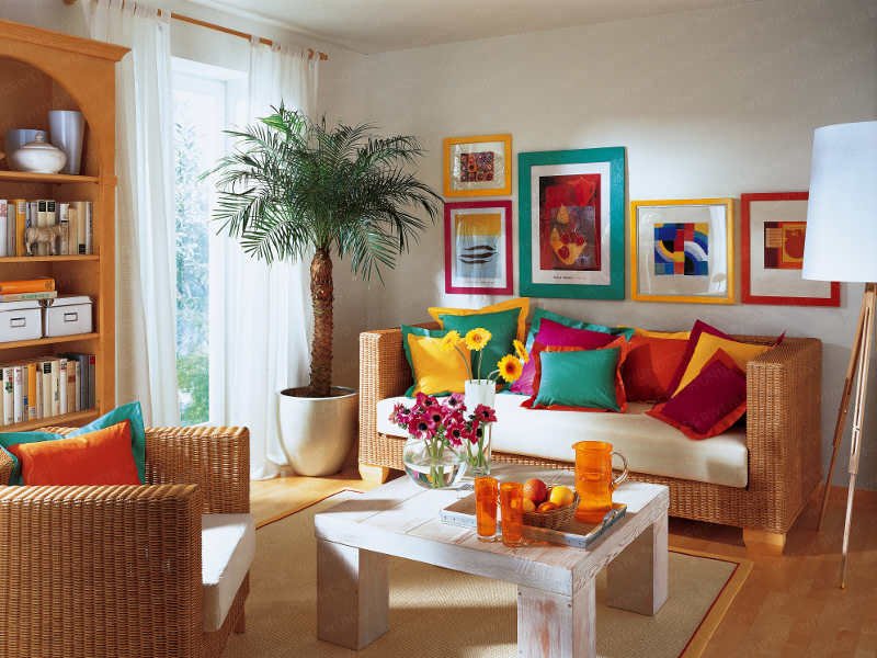 Sala colorida e despojada
