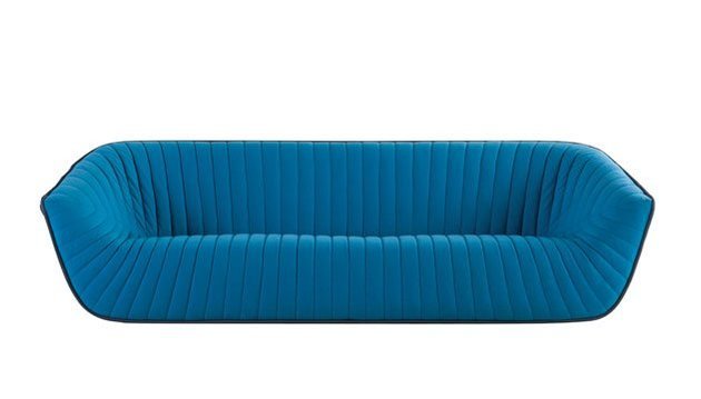 Sofá Nautil azul, de Cédric Ragot para a Roche Bobois, com encosto formado por pregas verticais