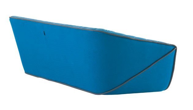 Sofá Nautil visto de lado, mostrando a silhueta angular do braço e da base