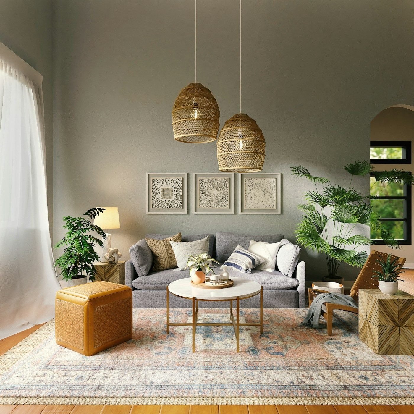 Sala com sofá cinza, pufe de palha caramelo, luminárias de fibra, mesa de centro redonda, tapete estampado e plantas