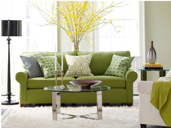 Sala de estar decorada com sofá, poltrona e objetos