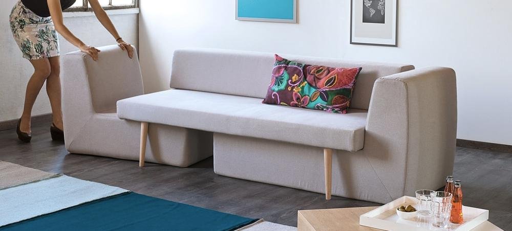 Sofá modular com três módulos separados, formando um arranjo em L