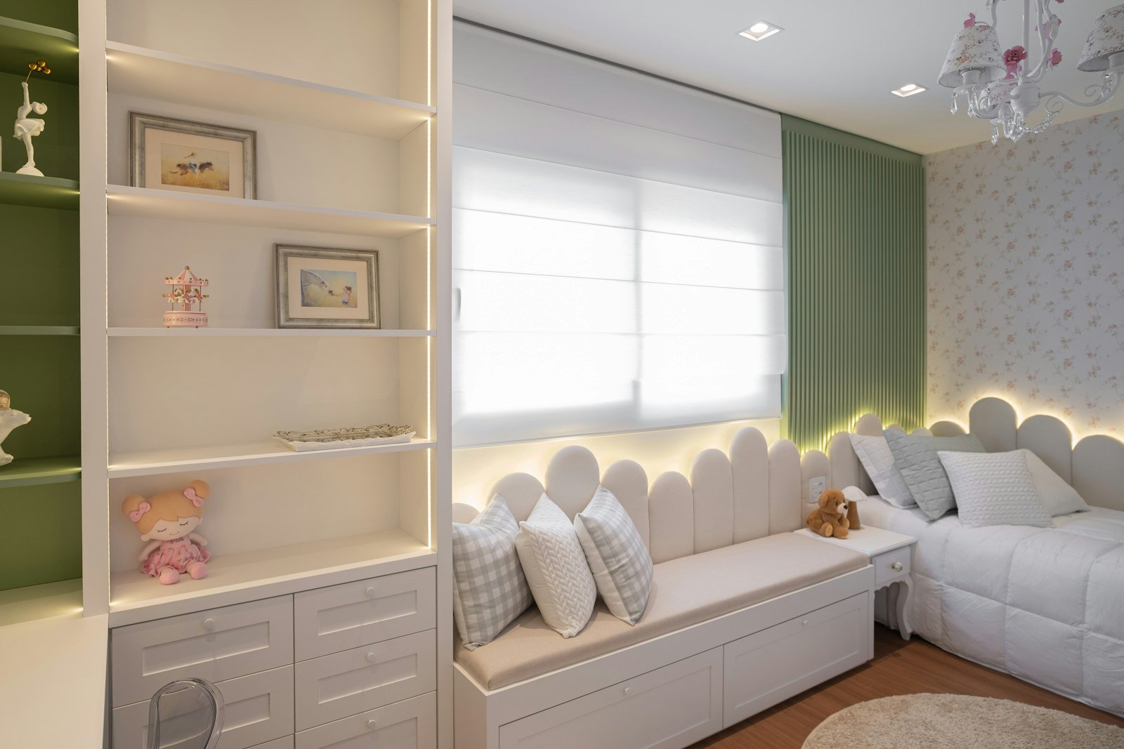 Quarto aconchegante com banco sob a janela e prateleiras