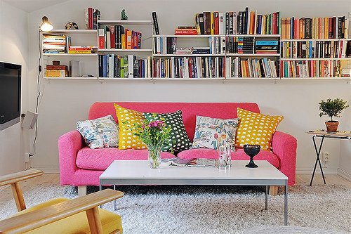 Sala misturando estampas e materiais diferentes