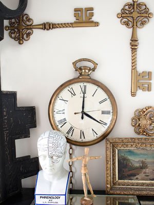 Quadro, busto e antiguidades