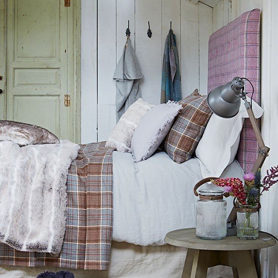 Quarto com roupa de cama xadrez
