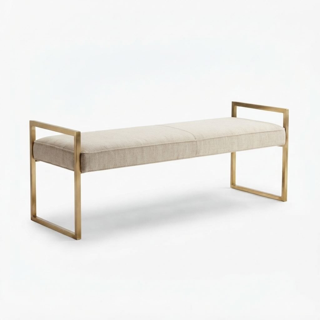 Banco PU 137 em linho bege, com estrutura em metal dourado, sobre fundo branco.