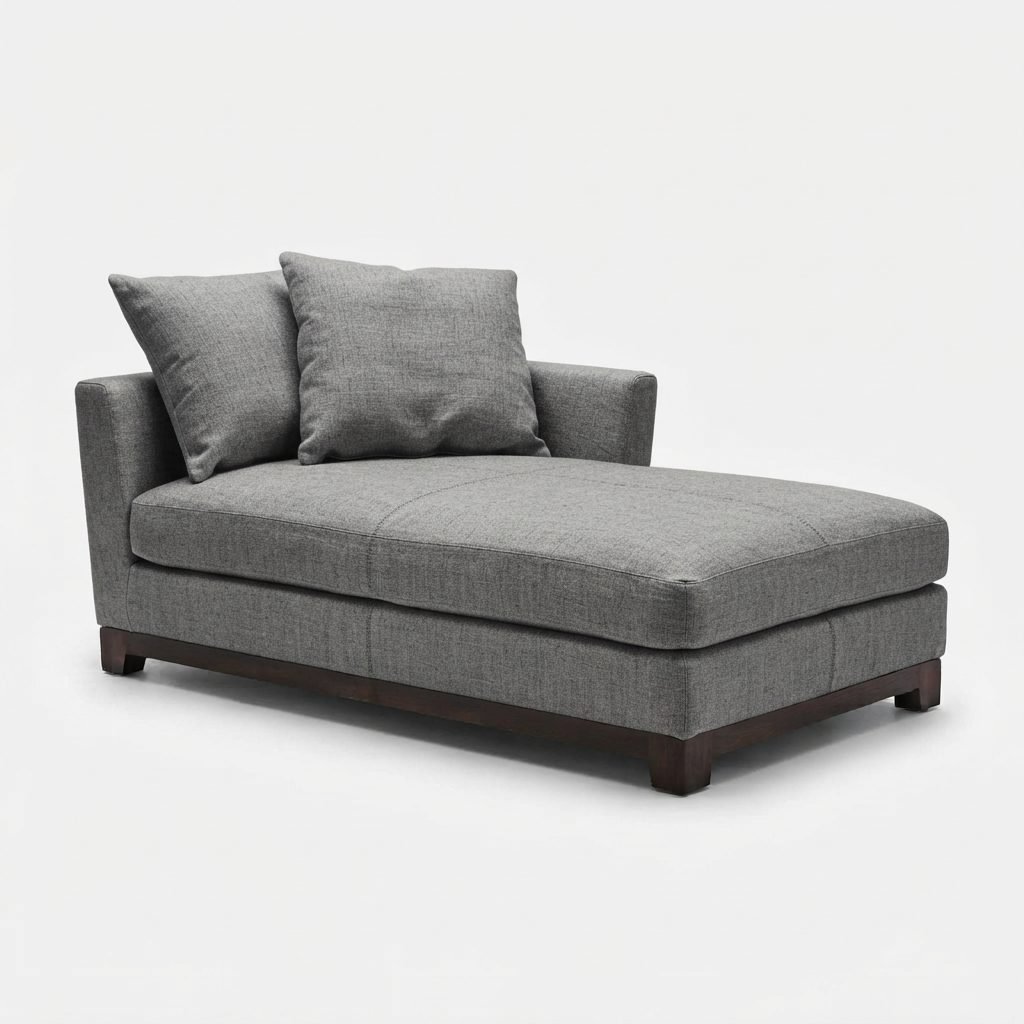 Chaise CH 303 em tecido cinza mesclado, com almofadas soltas e base em madeira escura, vista de três quartos em fundo branco.
