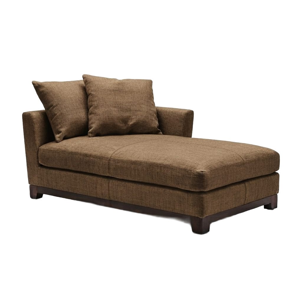 Chaise CH 303 em tecido mocha trançado, com dois porta-almofadas e base em madeira escura, vista de três quartos em fundo branco.