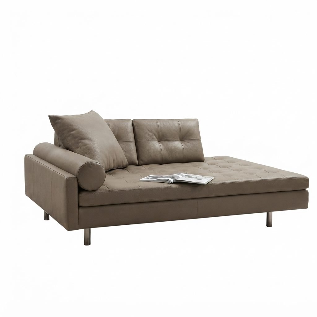 Chaise CH 307 em courino cinza taupe, encosto capitonê e braço arredondado, vista de três quartos em fundo branco.