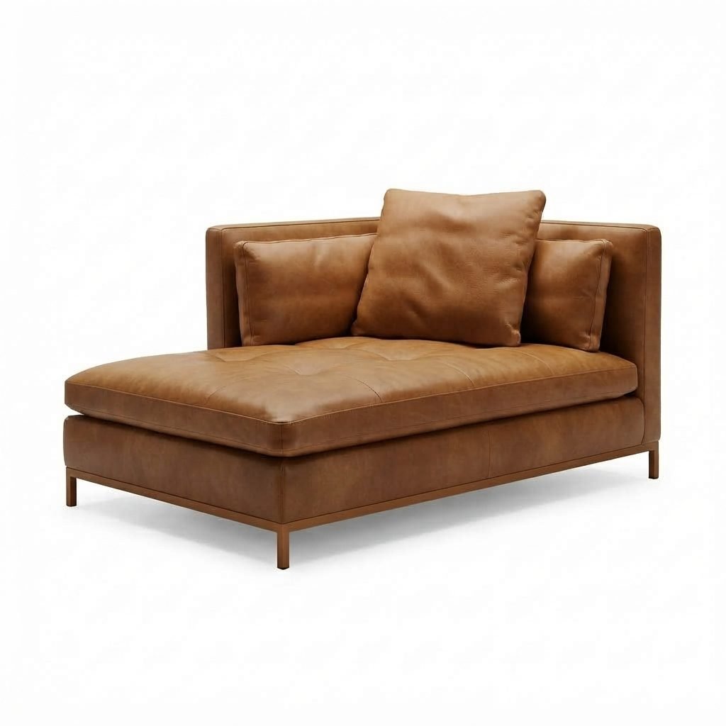 Chaise CH 352 em couro caramelo, braços altos estofados, assento capitonê e pés em metal dourado, vista de três quartos.