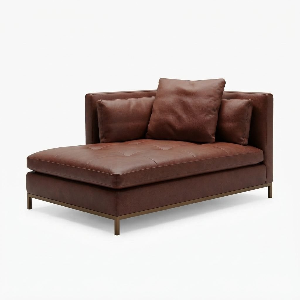 Chaise CH 352 em couro marrom avermelhado, braços altos estofados e assento capitonê, pés em metal dourado, fundo branco.