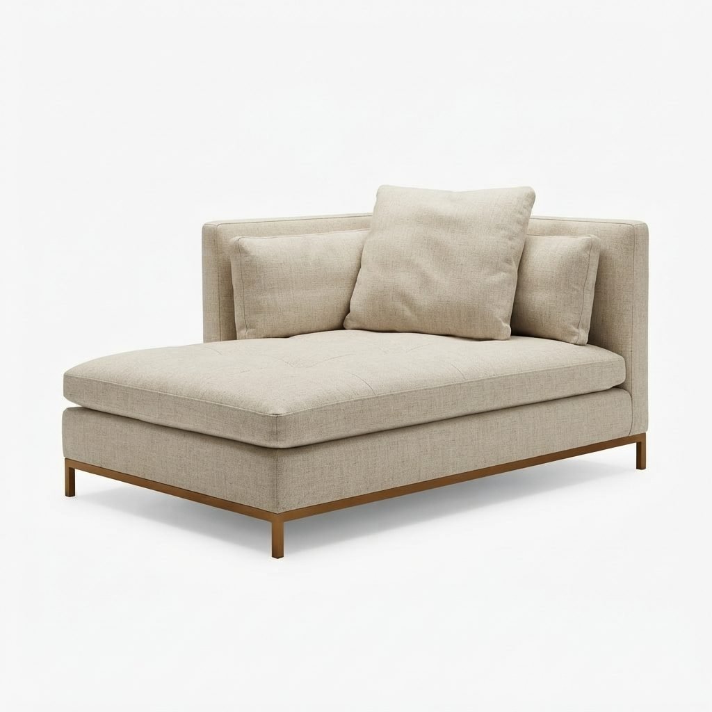 Chaise CH 352 em linho bege claro, braços altos estofados, assento capitonê e base em metal dourado, fundo branco.
