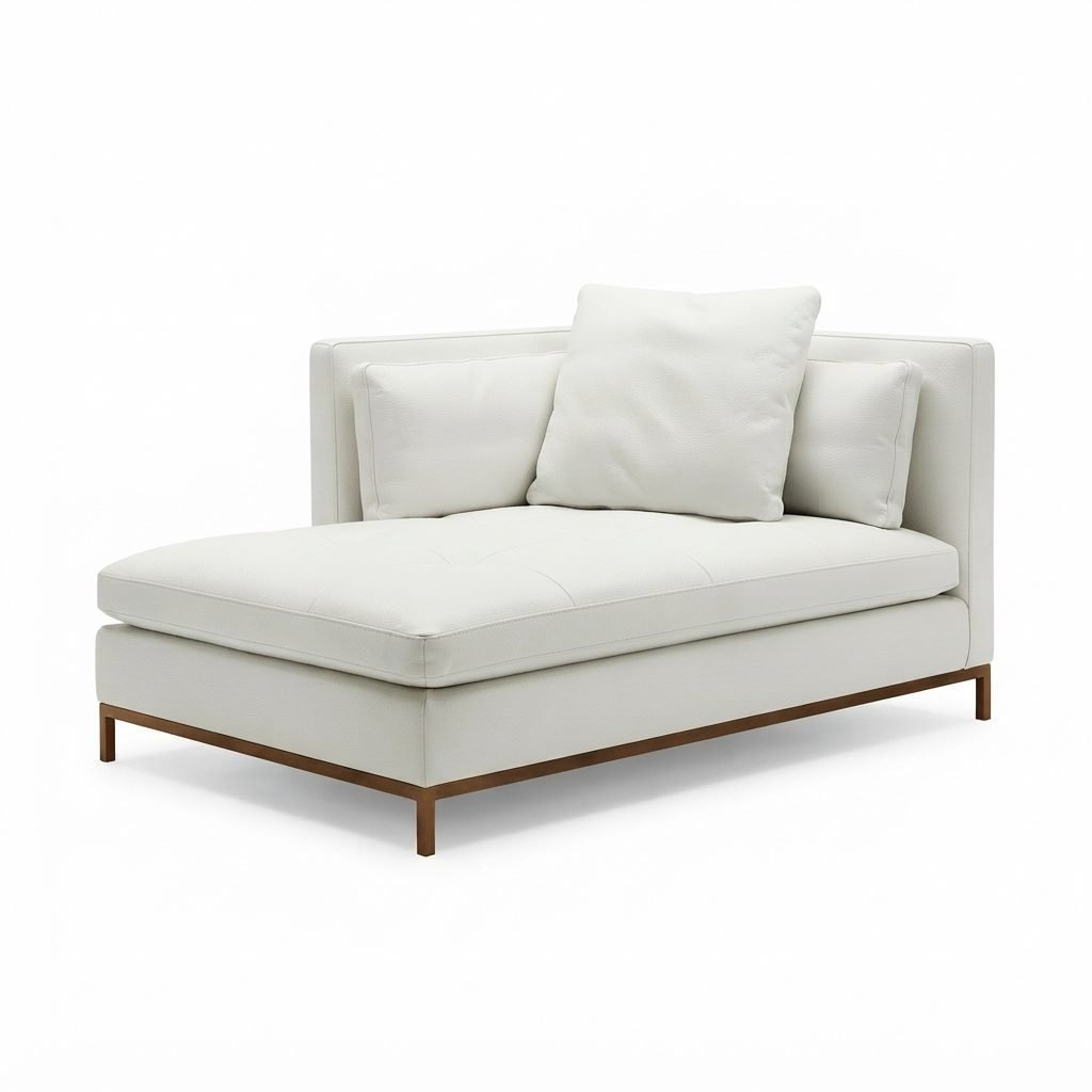 Chaise CH 352 em tecido branco, braços altos estofados, assento capitonê e pés em metal dourado, vista de três quartos.