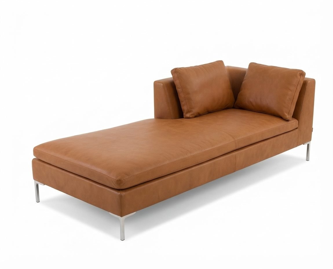 Chaise CH 385 em couro caramelo, braço quadrado único e duas almofadas soltas, pés metálicos, vista de três quartos.