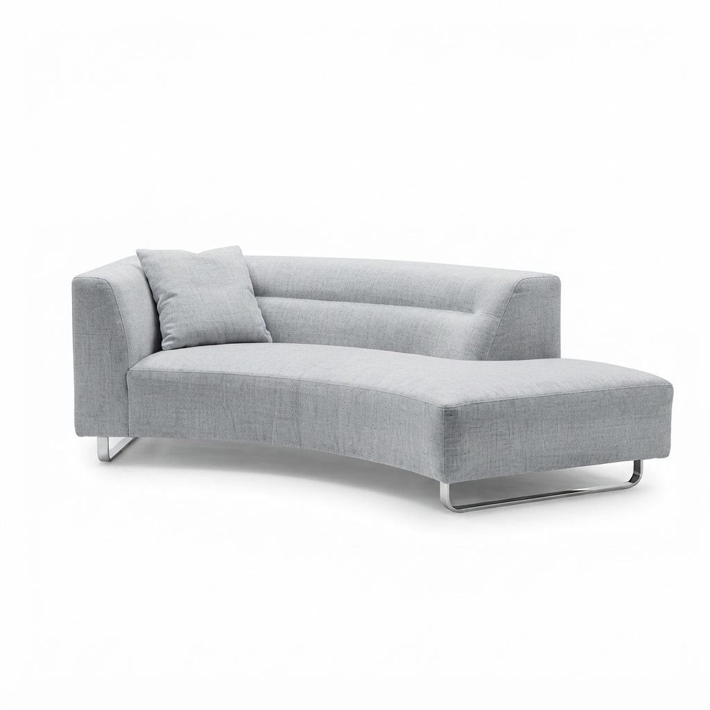 Chaise CH 392 em linho cinza, encosto canelado e base em metal cromado curvo, vista de três quartos em fundo branco.