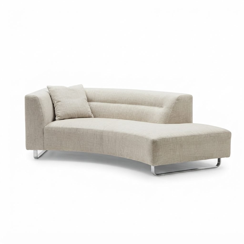 Chaise CH 392 em linho cru, encosto canelado, braço largo de um lado e base em metal cromado, vista de três quartos.