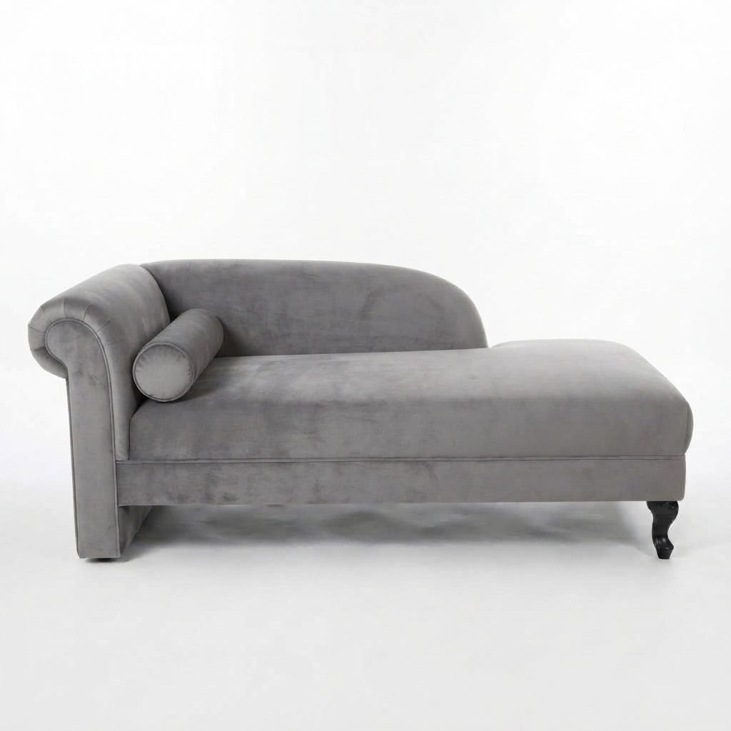 Chaise CH 398 em couro marrom envelhecido, braço capitonê arredondado e pés torneados escuros, vista lateral.