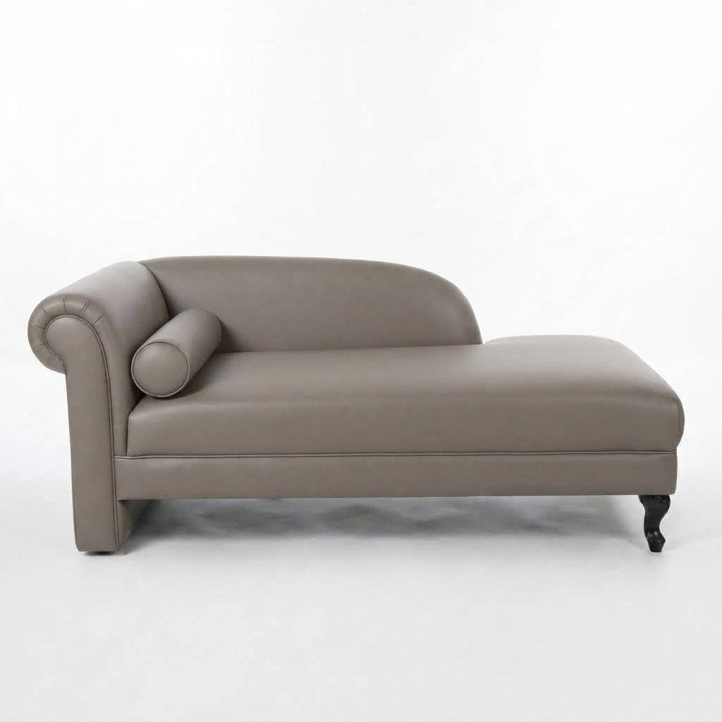 Chaise CH 398 em veludo cinza, braço rolê capitonê e almofada bolster no encosto, vista lateral em fundo branco.