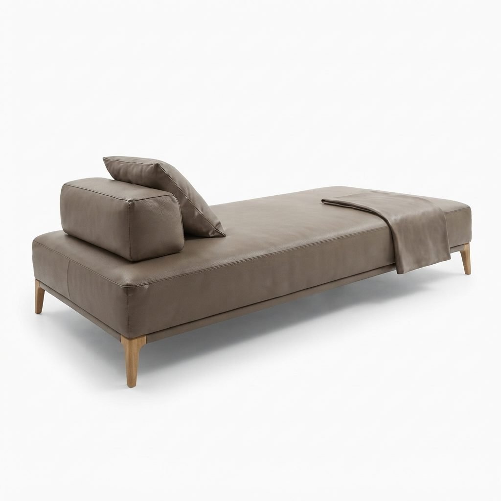 Chaise CH 402 em couro cinza-taupe com almofada solta, manta clara dobrada aos pés e pés de madeira clara torneados.