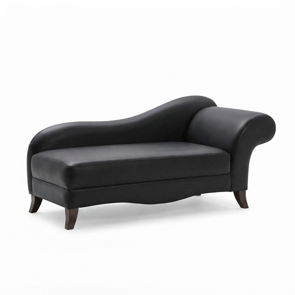 Chaise Cleopatra em couro preto, com braço arredondado alto e pés curvos de madeira escura, vista de três quartos, fundo branco.