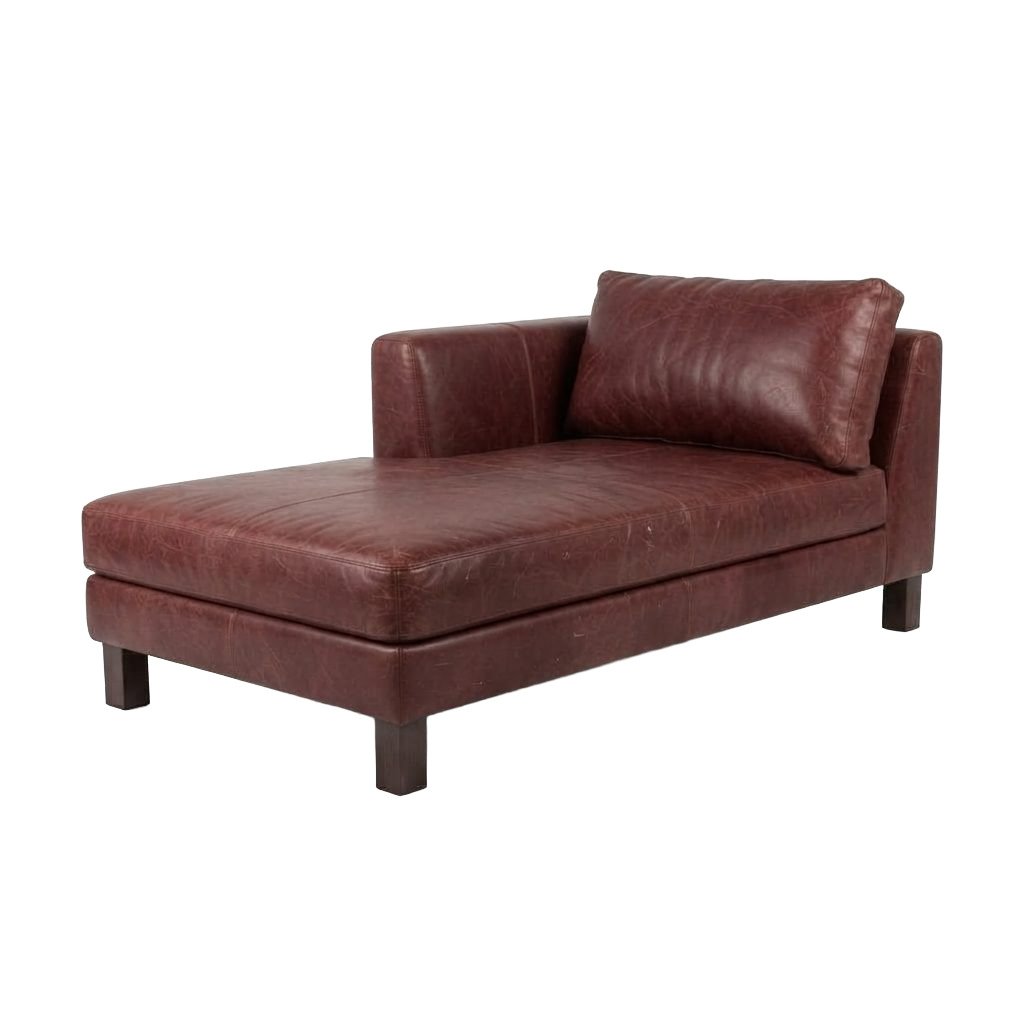 Chaise Daniela em couro bordô envelhecido, braço lateral anguloso e almofada lombar solta, vista de três quartos em fundo branco.
