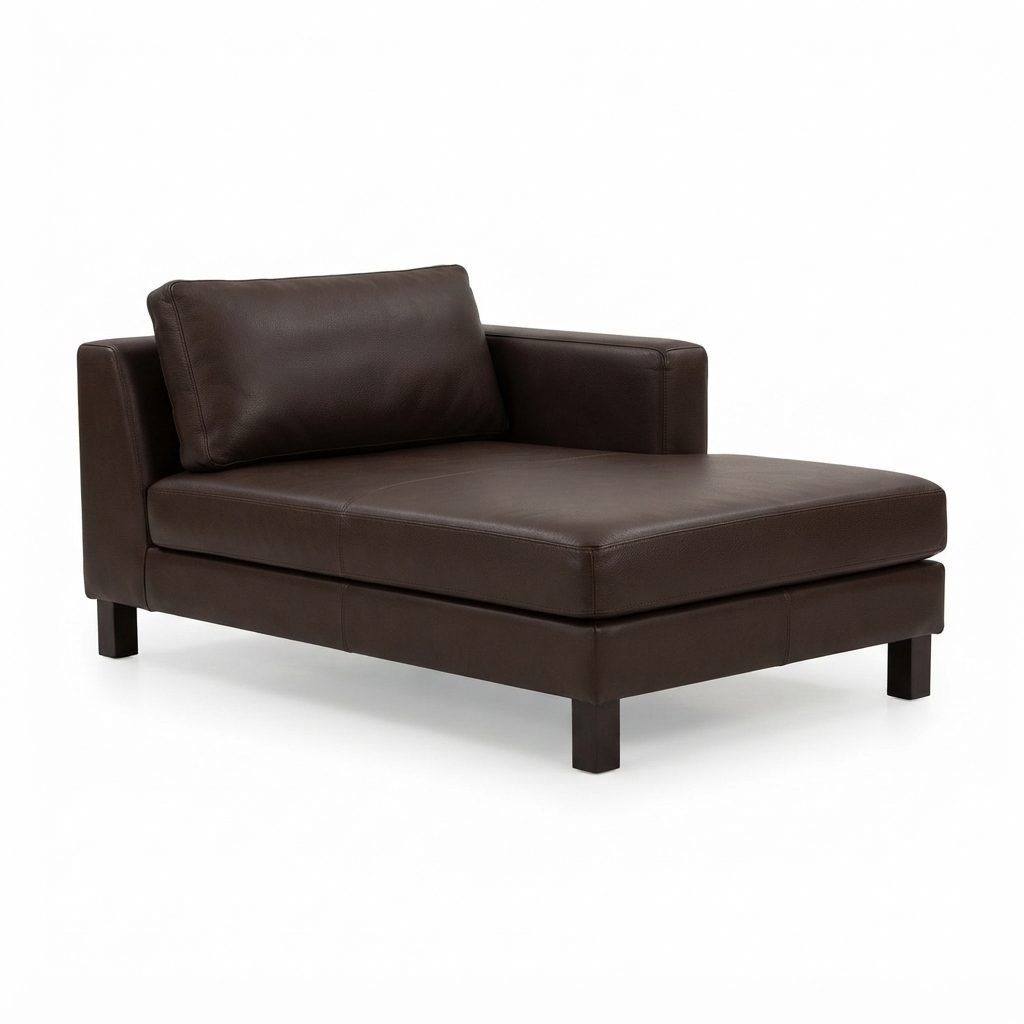 Chaise Daniela em couro marrom escuro, pés de madeira em bloco e almofada lombar solta, vista de três quartos em fundo branco.