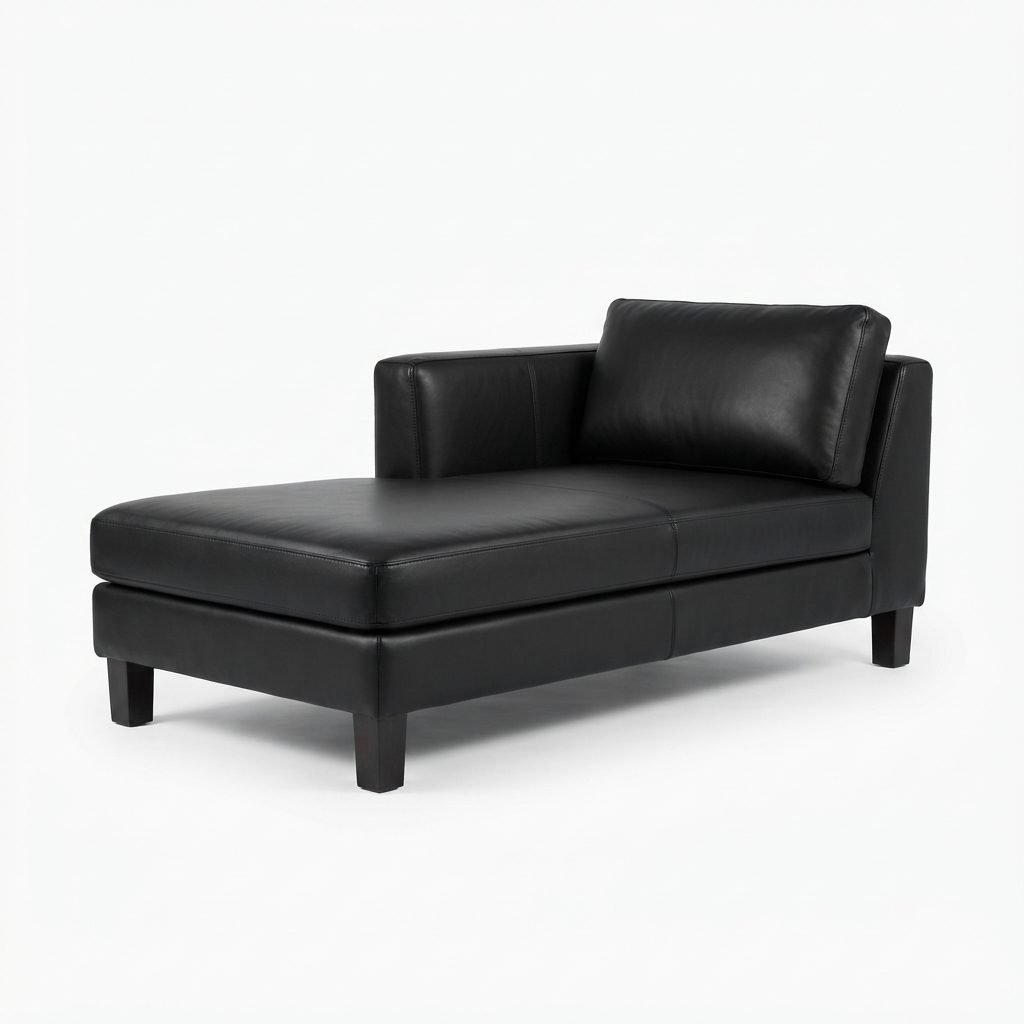 Chaise Daniela em couro preto, braço lateral anguloso e almofada lombar solta, vista de três quartos em fundo branco.