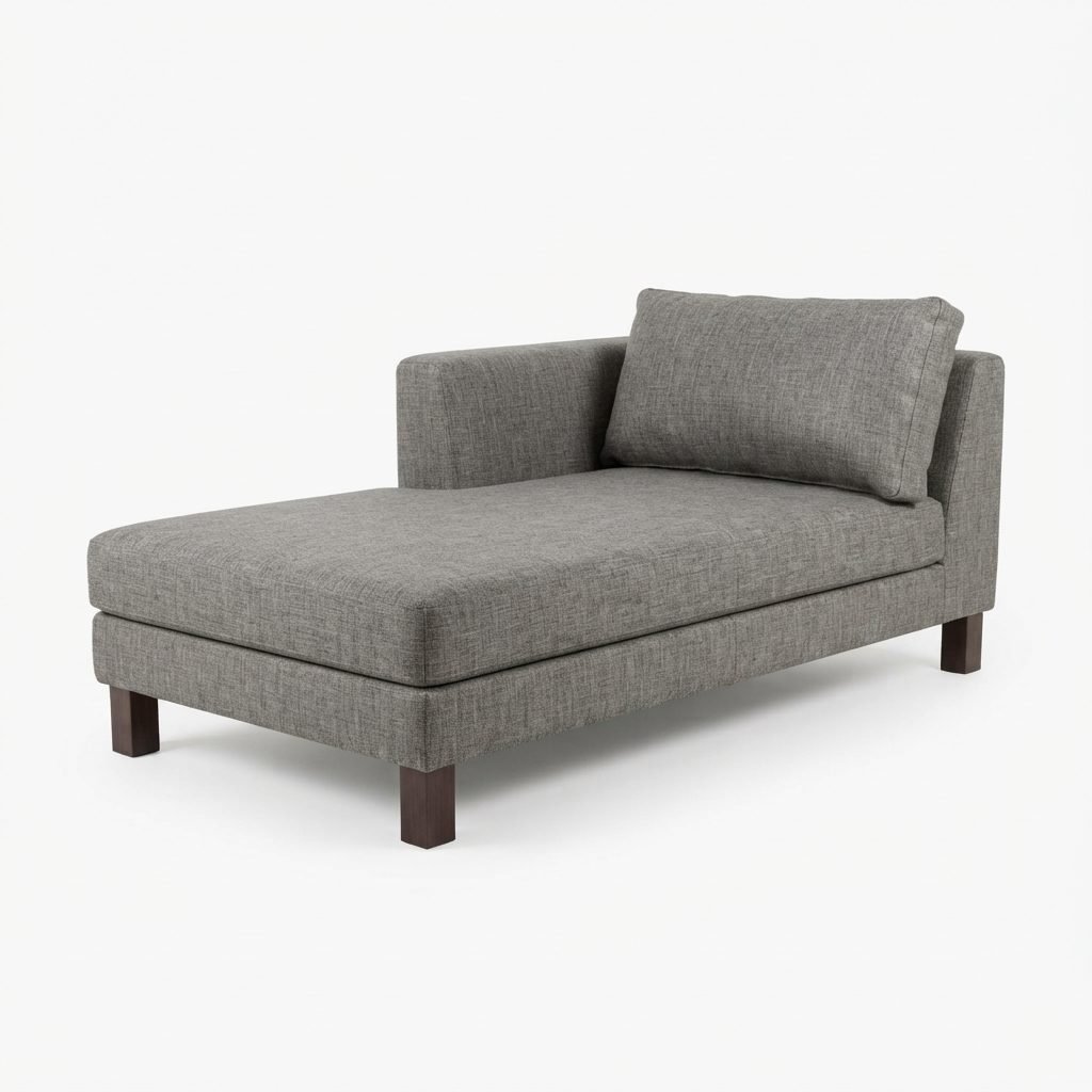 Chaise Daniela em tecido cinza mesclado, braço lateral anguloso e almofada lombar solta, vista de três quartos em fundo branco.