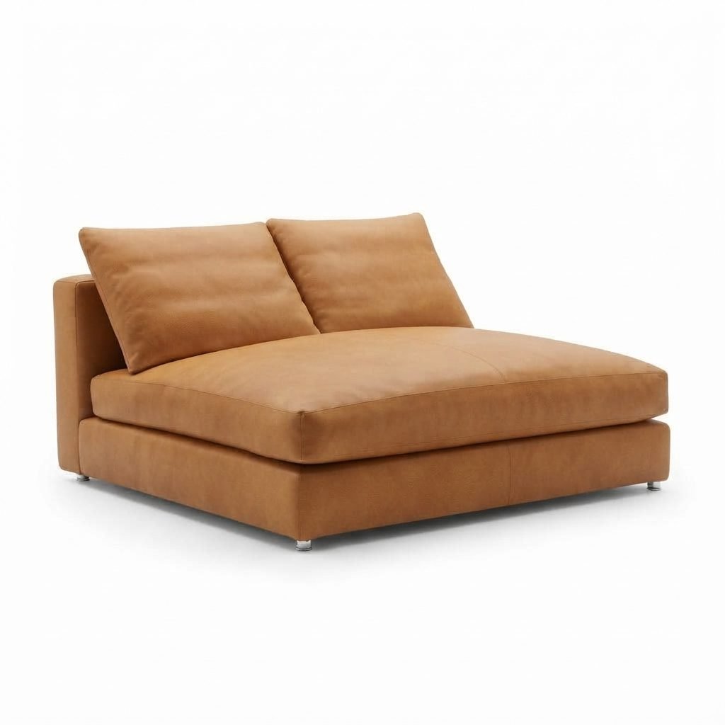 Chaise Josi em couro caramelo, sem braços, com dois estofados de encosto soltos e pés metálicos baixos, vista de três quartos.