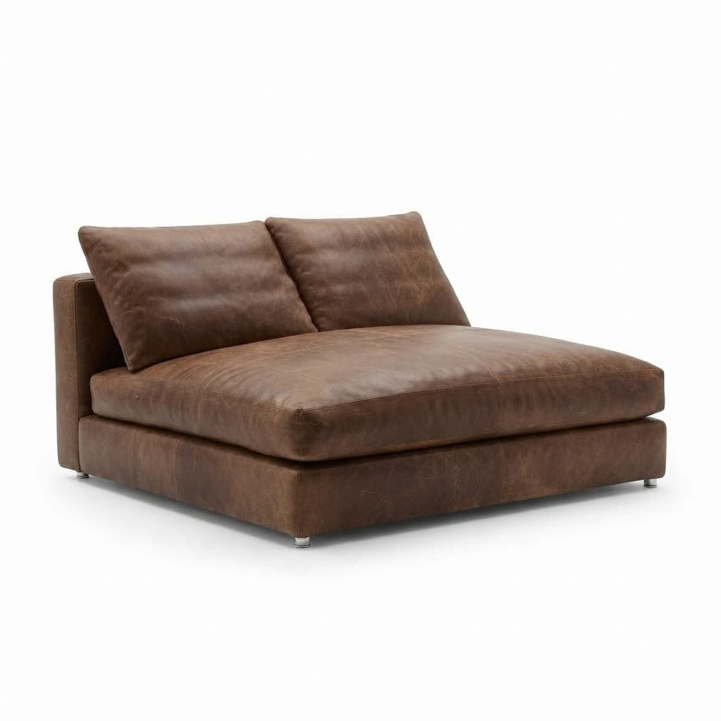 Chaise Josi em couro marrom com acabamento envelhecido, sem braços, almofadas soltas no encosto, vista de três quartos.
