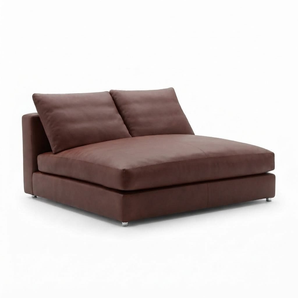 Chaise Josi em couro marrom escuro, sem braços, almofadas de encosto soltas e pés metálicos baixos, fundo branco de estúdio.