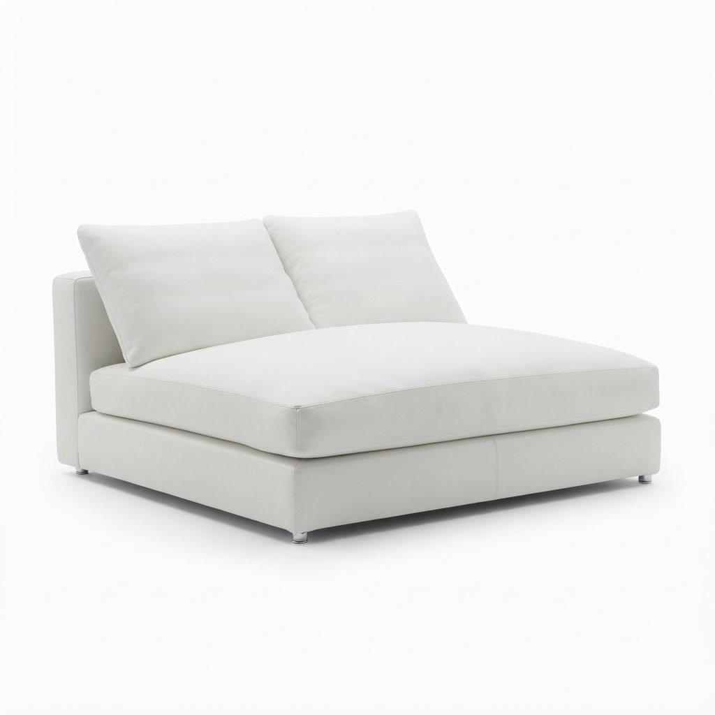 Chaise Josi em tecido branco gelo, formato baixo sem braços, almofadas soltas no encosto e pés metálicos, fundo branco.