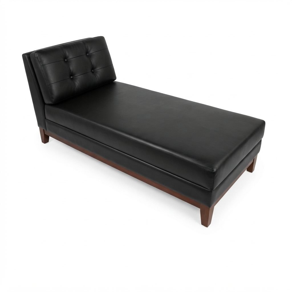 Chaise Larissa em courino preto, encosto capitonê e base em madeira escura, vista de três quartos em fundo branco.