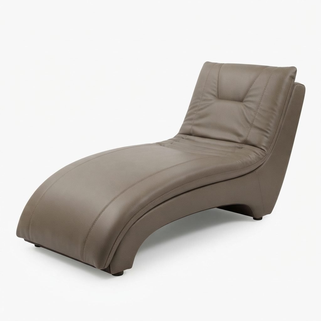 Chaise Longue Cloé estofada em couro taupe, com pés cromados, sobre fundo branco.
