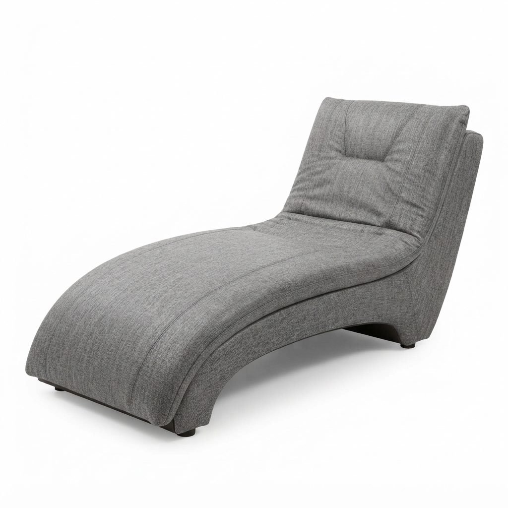 Chaise Longue Cloé estofada em tecido cinza-claro, com pés cromados, sobre fundo branco.