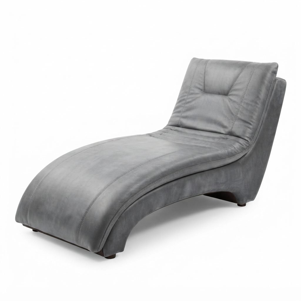 Chaise Longue Cloé estofada em veludo cinza, com pés cromados, sobre fundo branco.