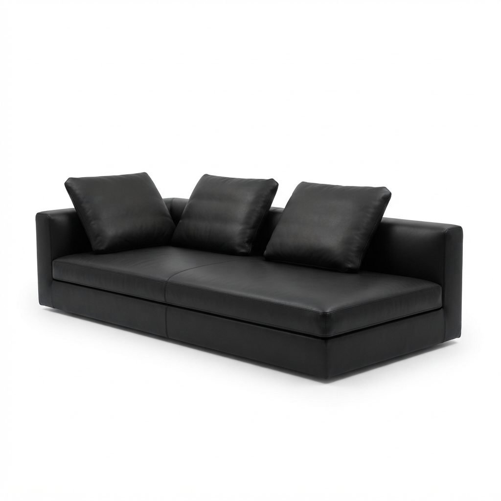 Chaise Mitra em couro preto, com braços iguais nas duas pontas e base baixa preta, vista de três quartos em fundo branco.
