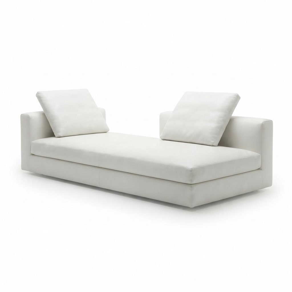Chaise Mitra em tecido branco, com braços iguais nas duas pontas e base baixa, vista de três quartos em fundo branco.