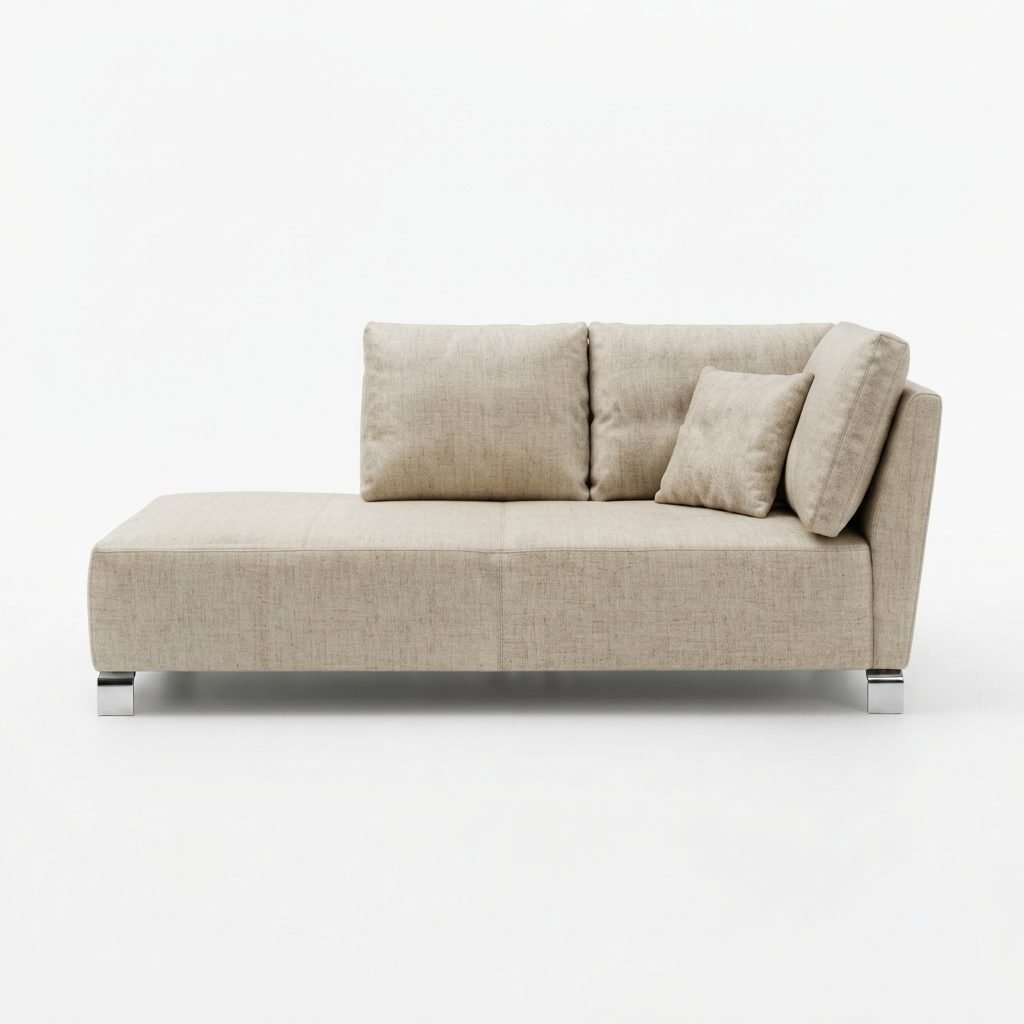Chaise Willian estofada em tecido bege, com pés metálicos, sobre fundo branco.