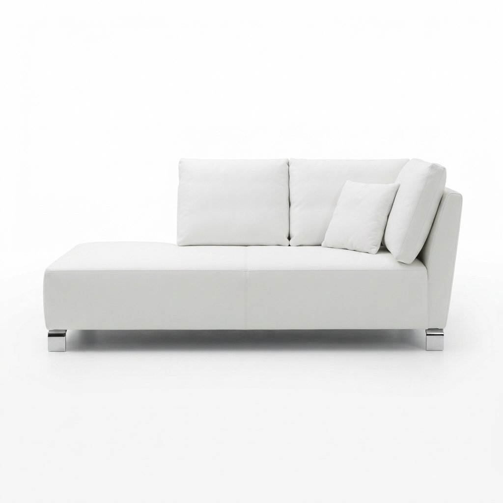 Chaise Willian estofada em tecido branco, com pés metálicos, sobre fundo branco.