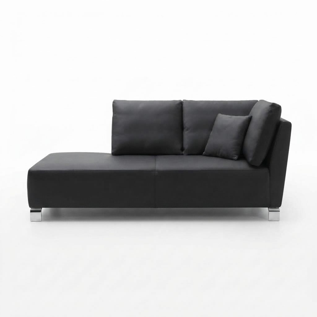 Chaise Willian estofada em tecido preto, com pés metálicos, sobre fundo branco.