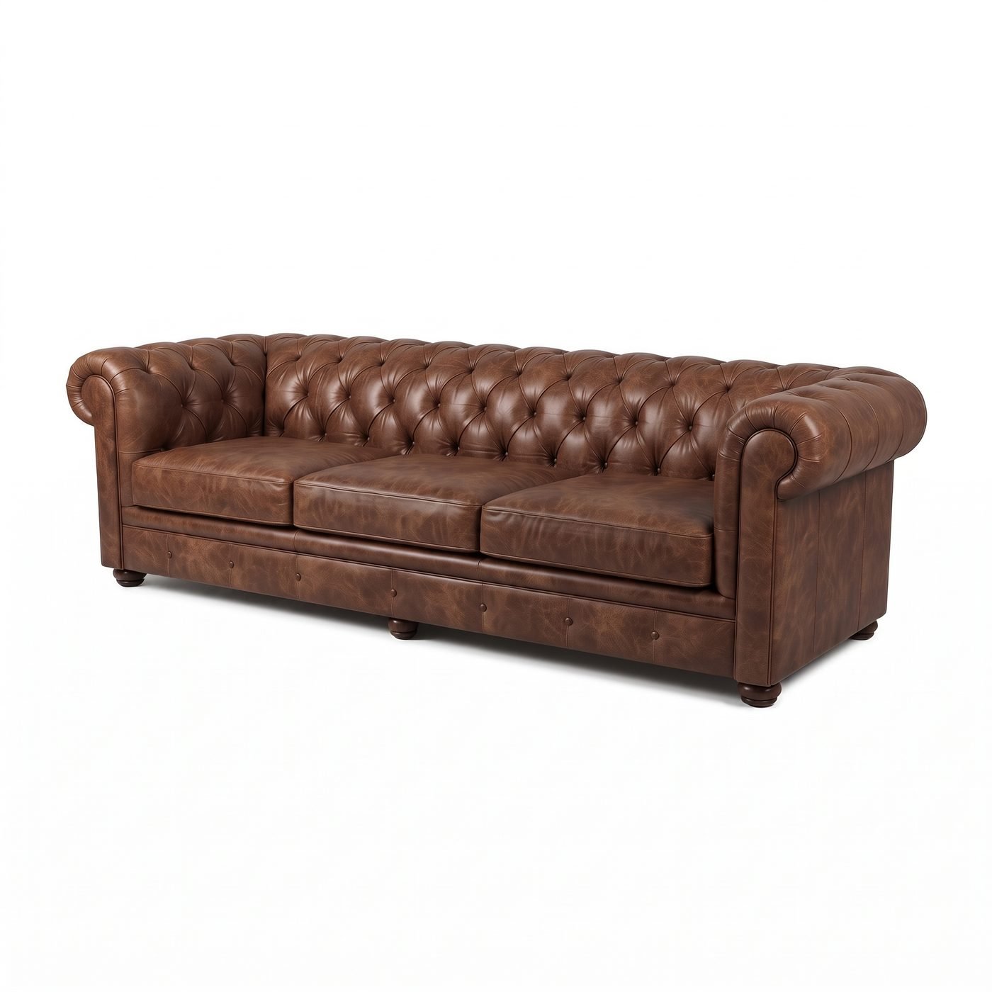 Estofado Chesterfield (Modelo A) em couro marrom, visto de tres quartos com o capitone de botoes no encosto, bracos rolo e pes torneados de madeira